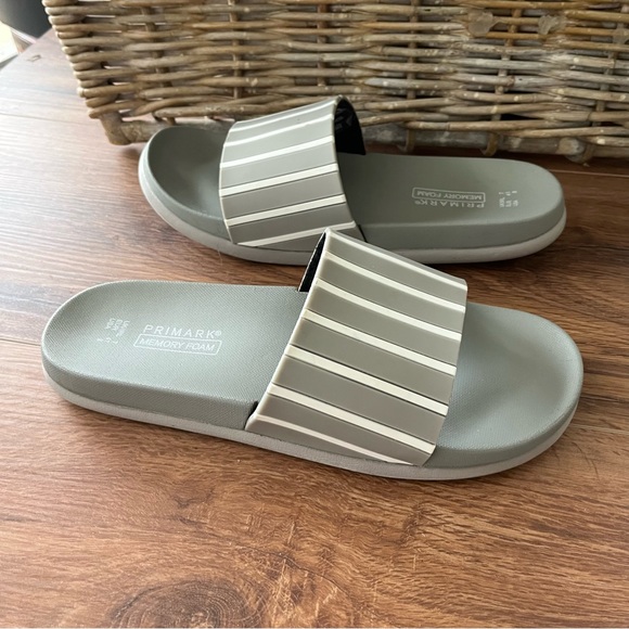 Primark memory foam gray and white slides - Picture 3 of 5